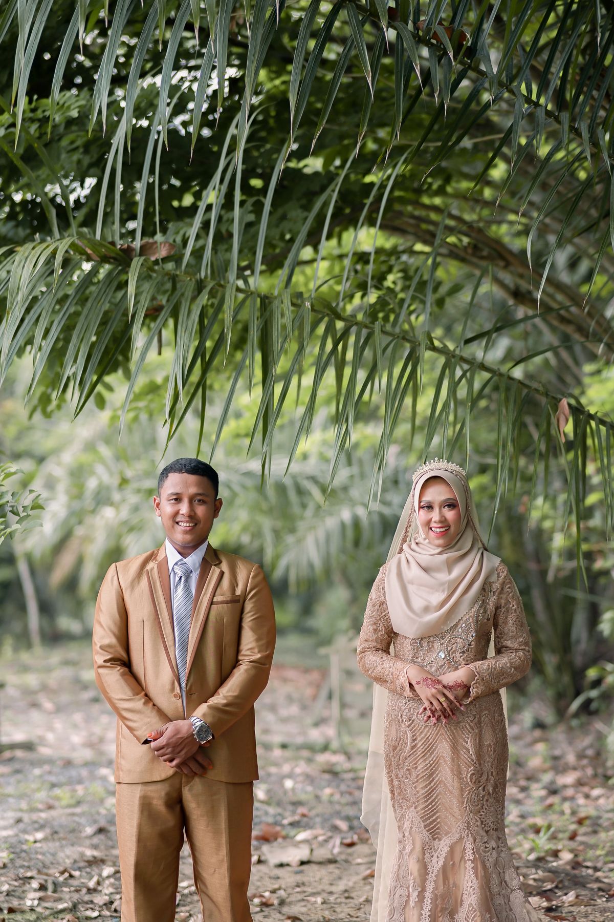 Pasangan pengantin Muslim di taman hijau