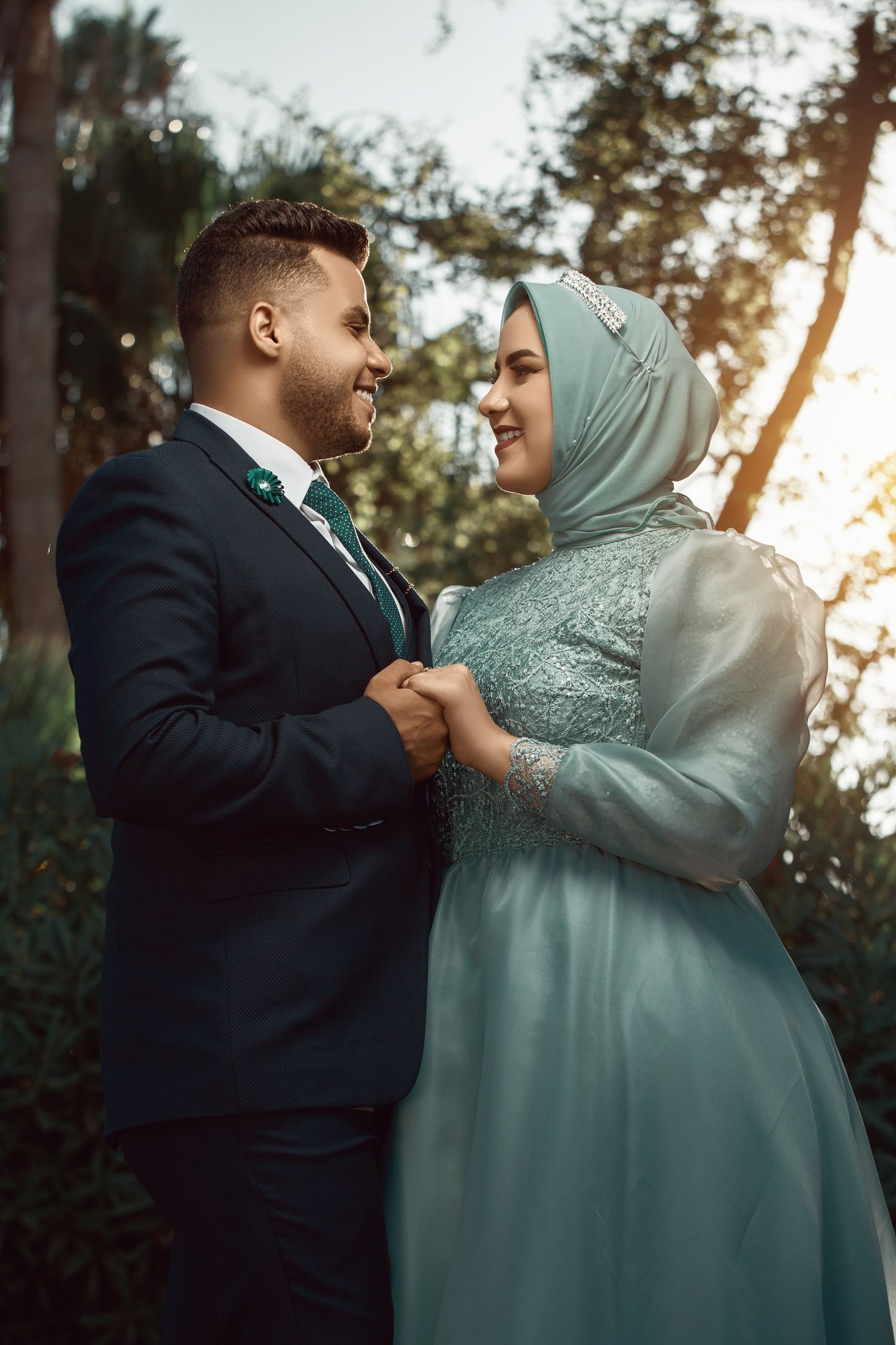 Pasangan pengantin Muslim dalam busana sage