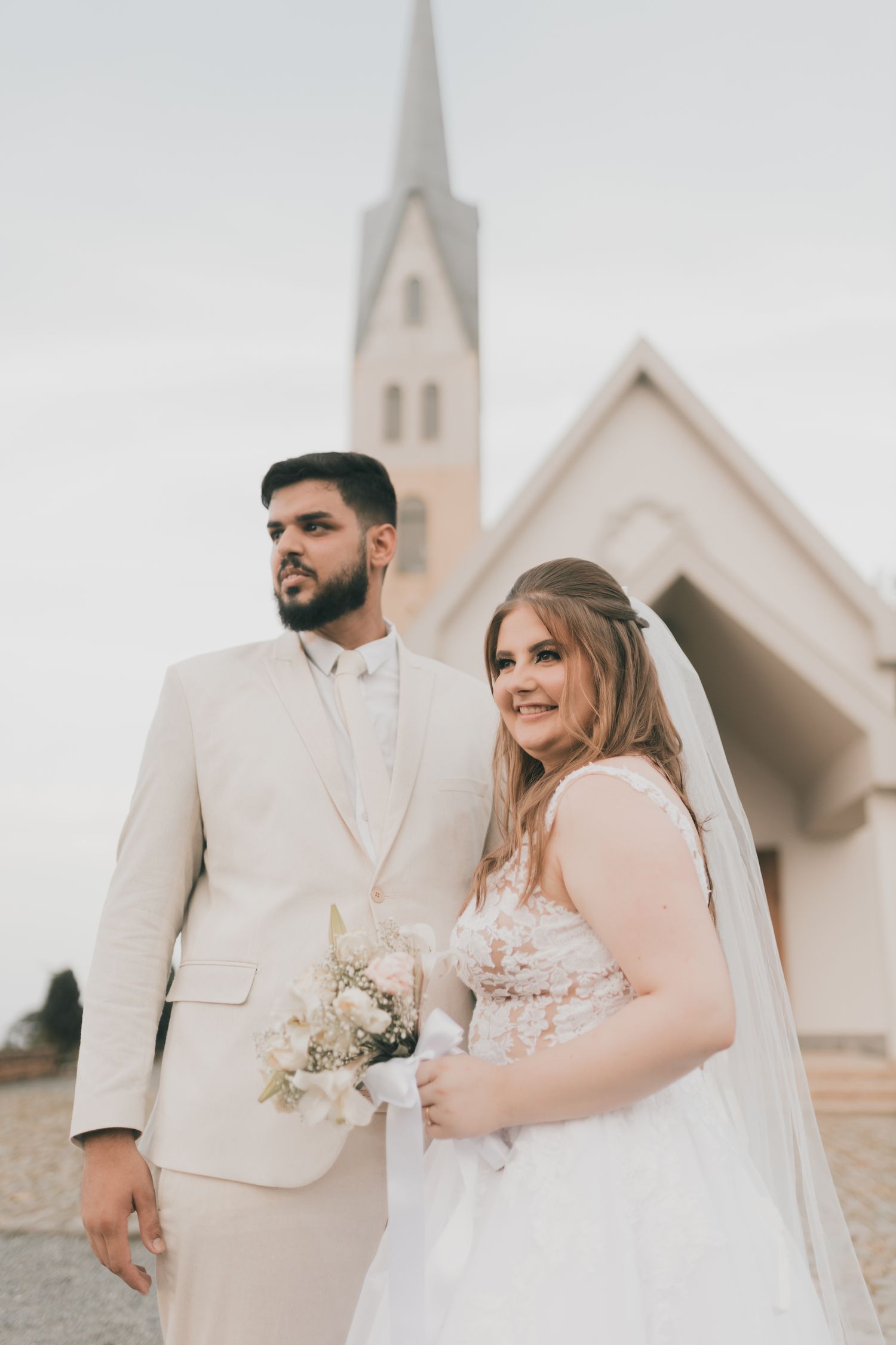 Pasangan pengantin dengan latar gereja