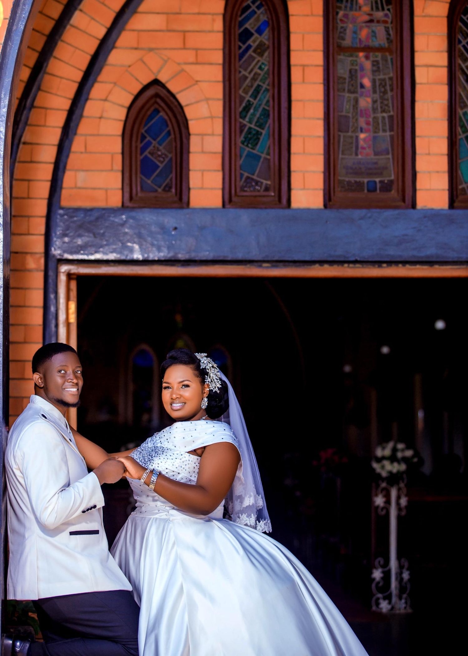 Pasangan pengantin di dalam gereja, ditampilkan monokrom