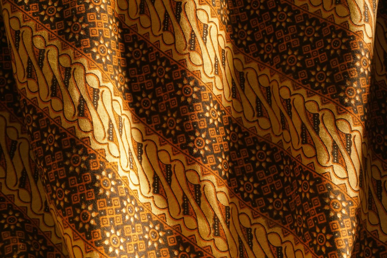 Kain batik tradisional bernuansa hangat