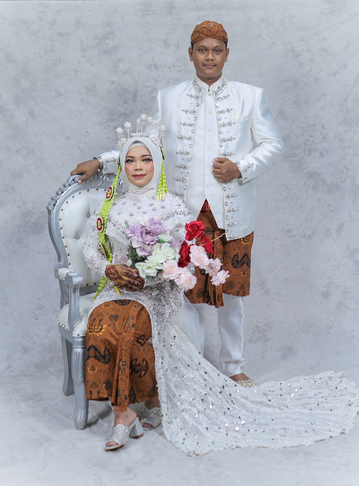 Pasangan pengantin dalam busana adat Jawa terang