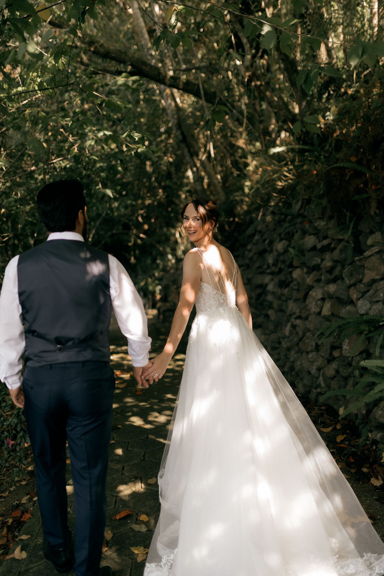 Pasangan pengantin berjalan di tengah hutan