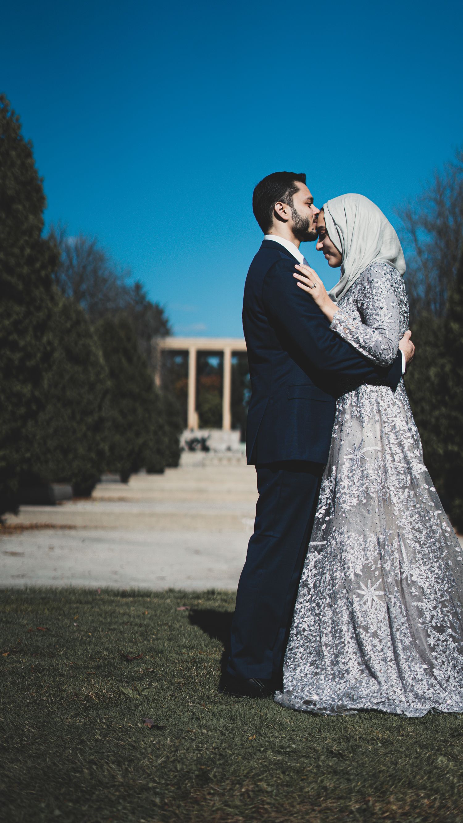 Pasangan pengantin Muslim di bawah langit biru