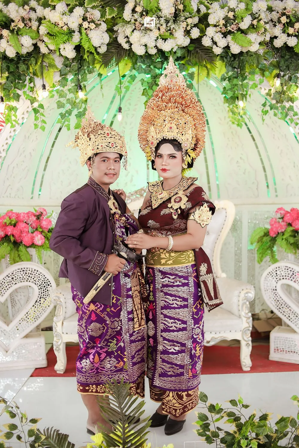 Pasangan di ruang pesta pernikahan
