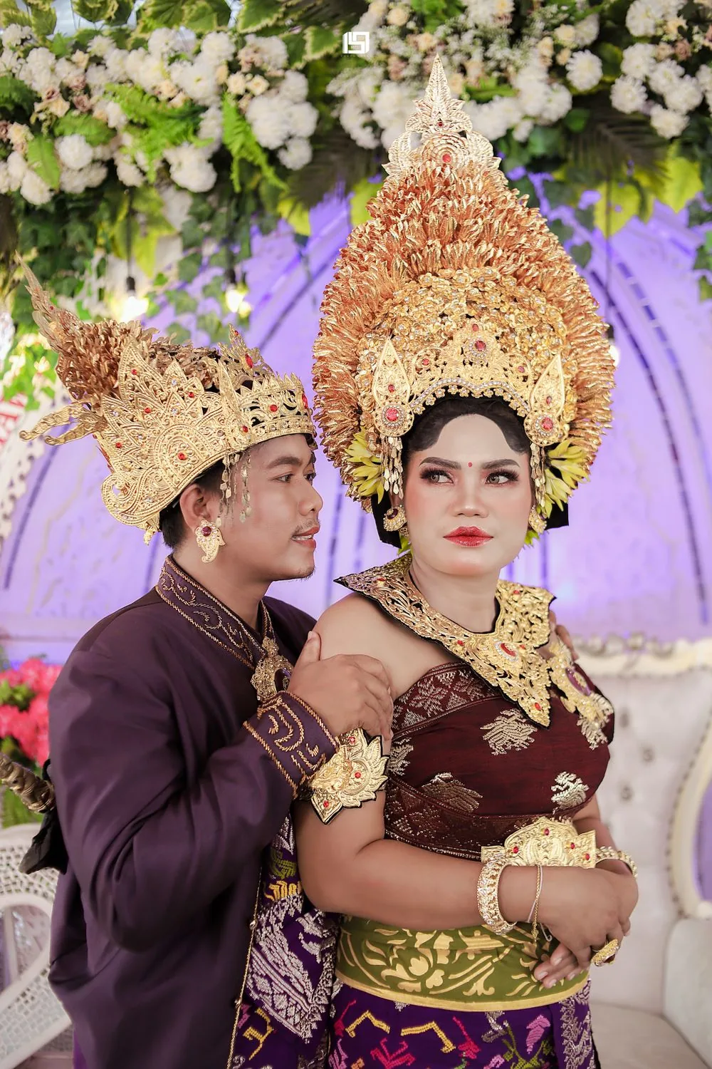 Potret pasangan dalam busana adat