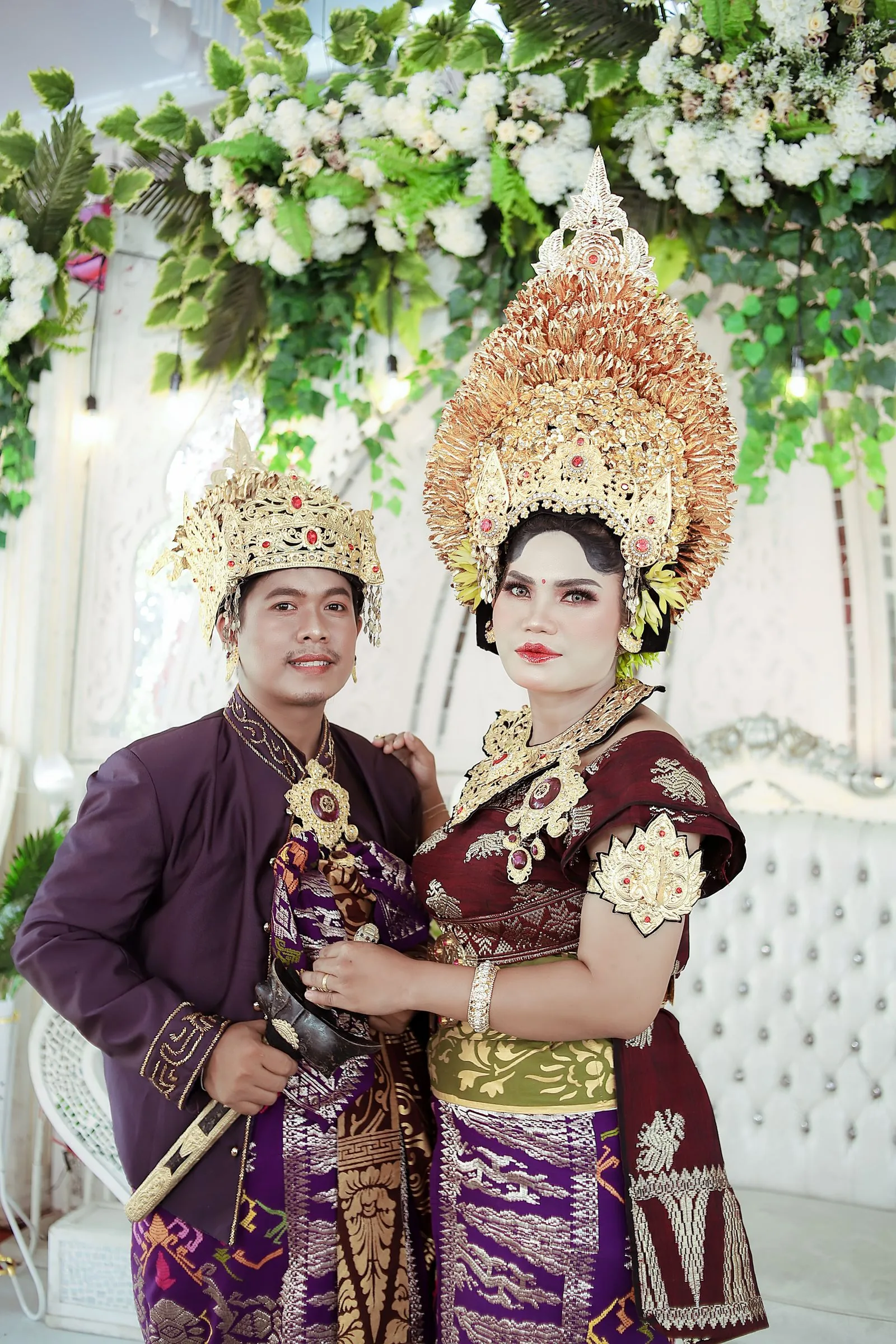 Potret contoh Nila dan Mahesa dengan busana Bali