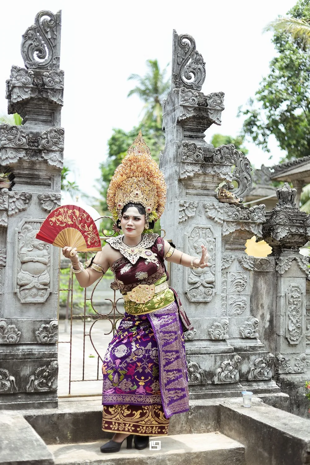 Potret mempelai perempuan di pelataran pura