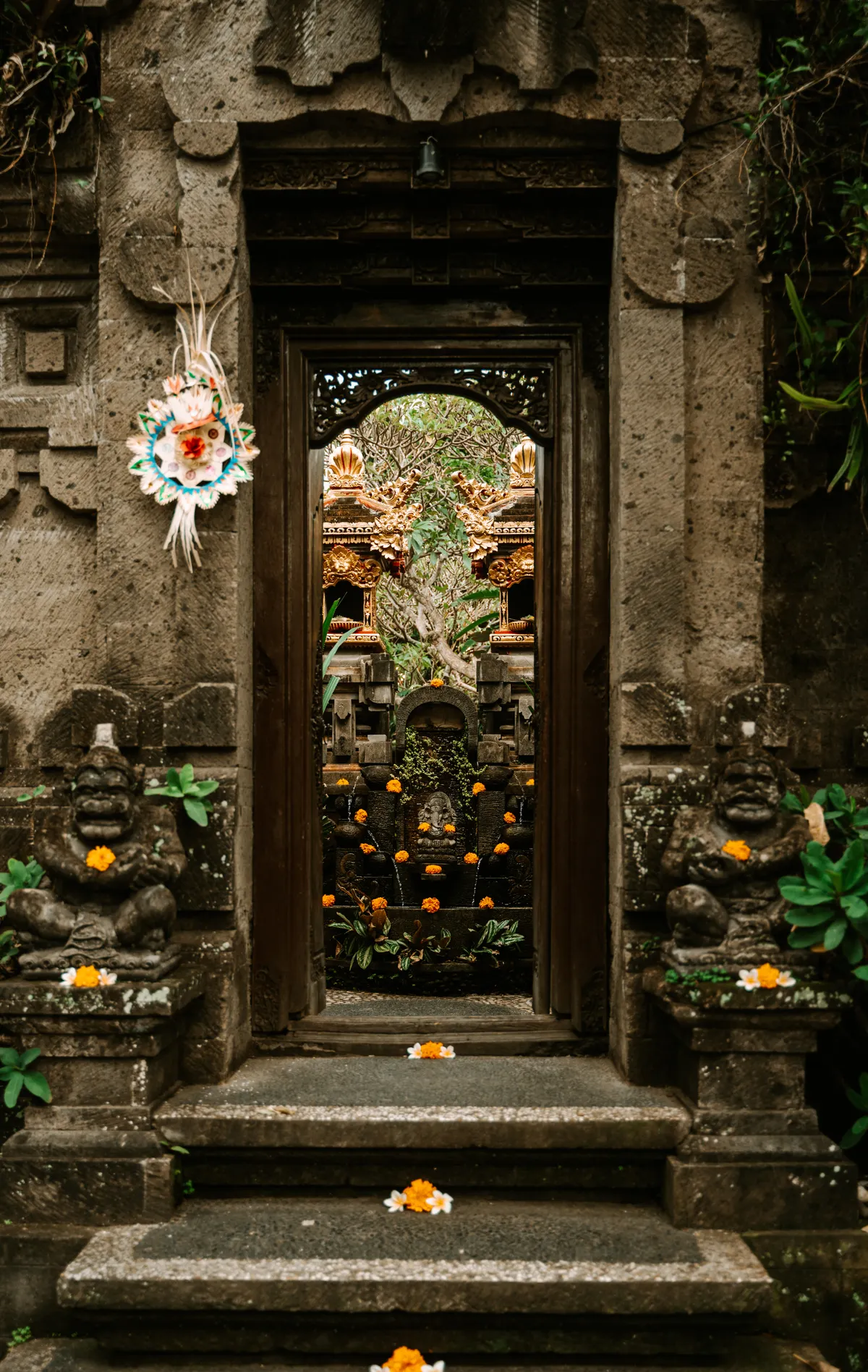 Pintu pura Bali dengan persembahan
