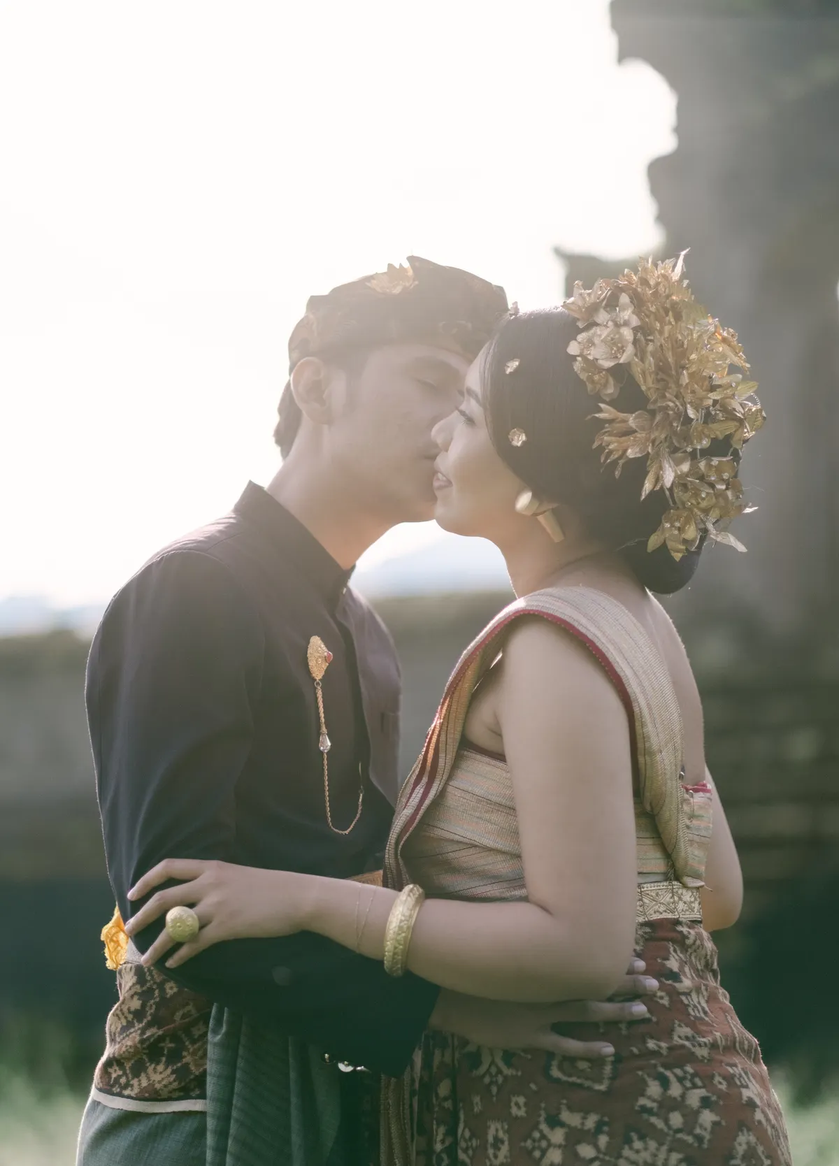 Pasangan pengantin Bali berpelukan