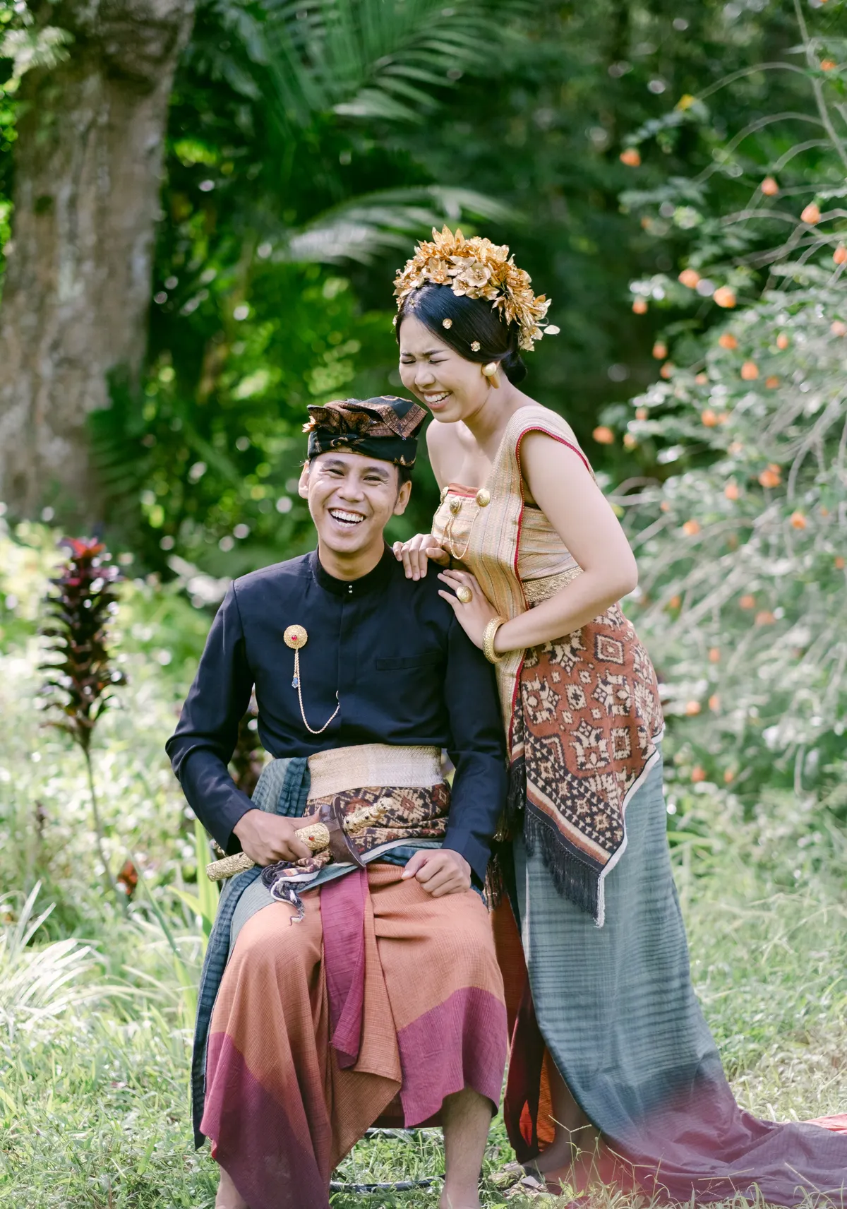 Pasangan tersenyum di taman Bali
