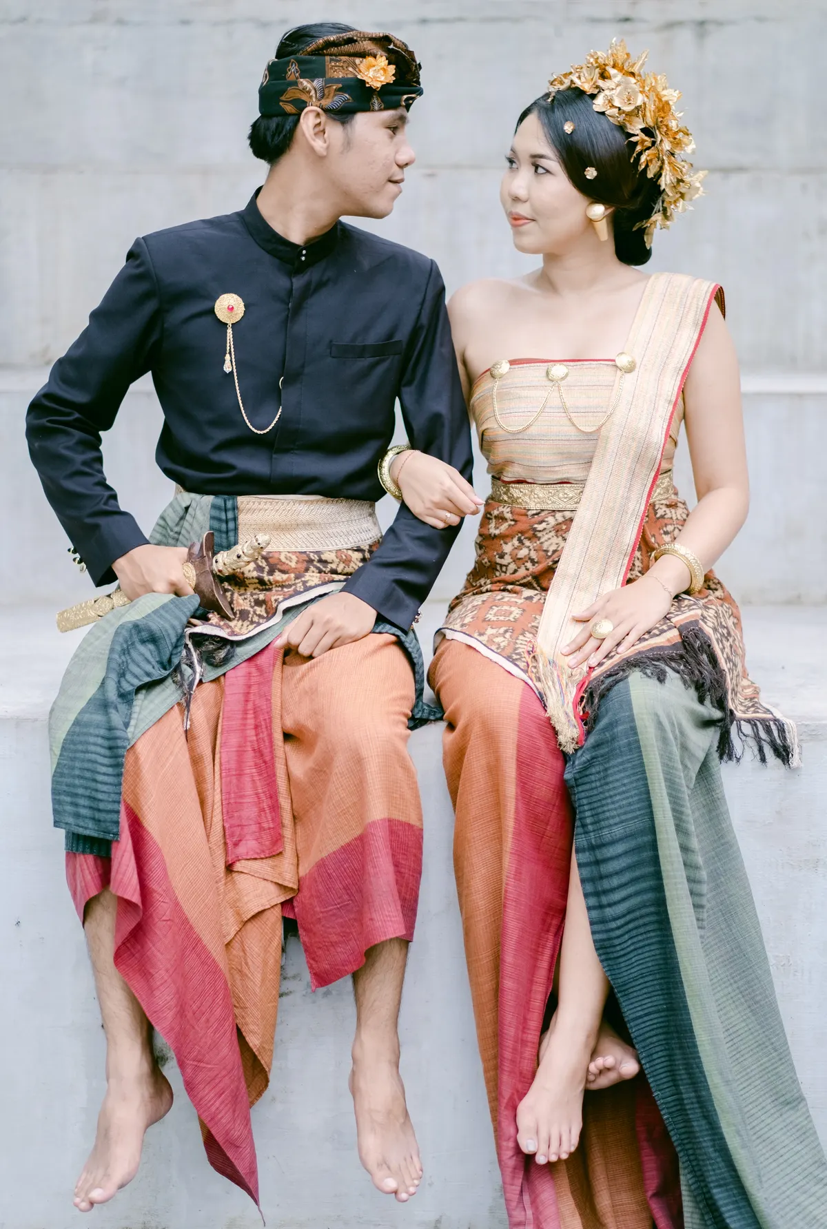 Potret pasangan pengantin Bali dalam busana hitam dan emas