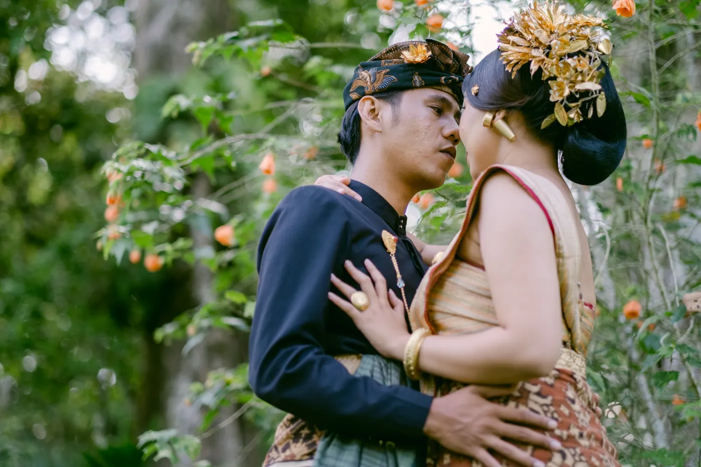 Potret pasangan dalam busana adat Bali