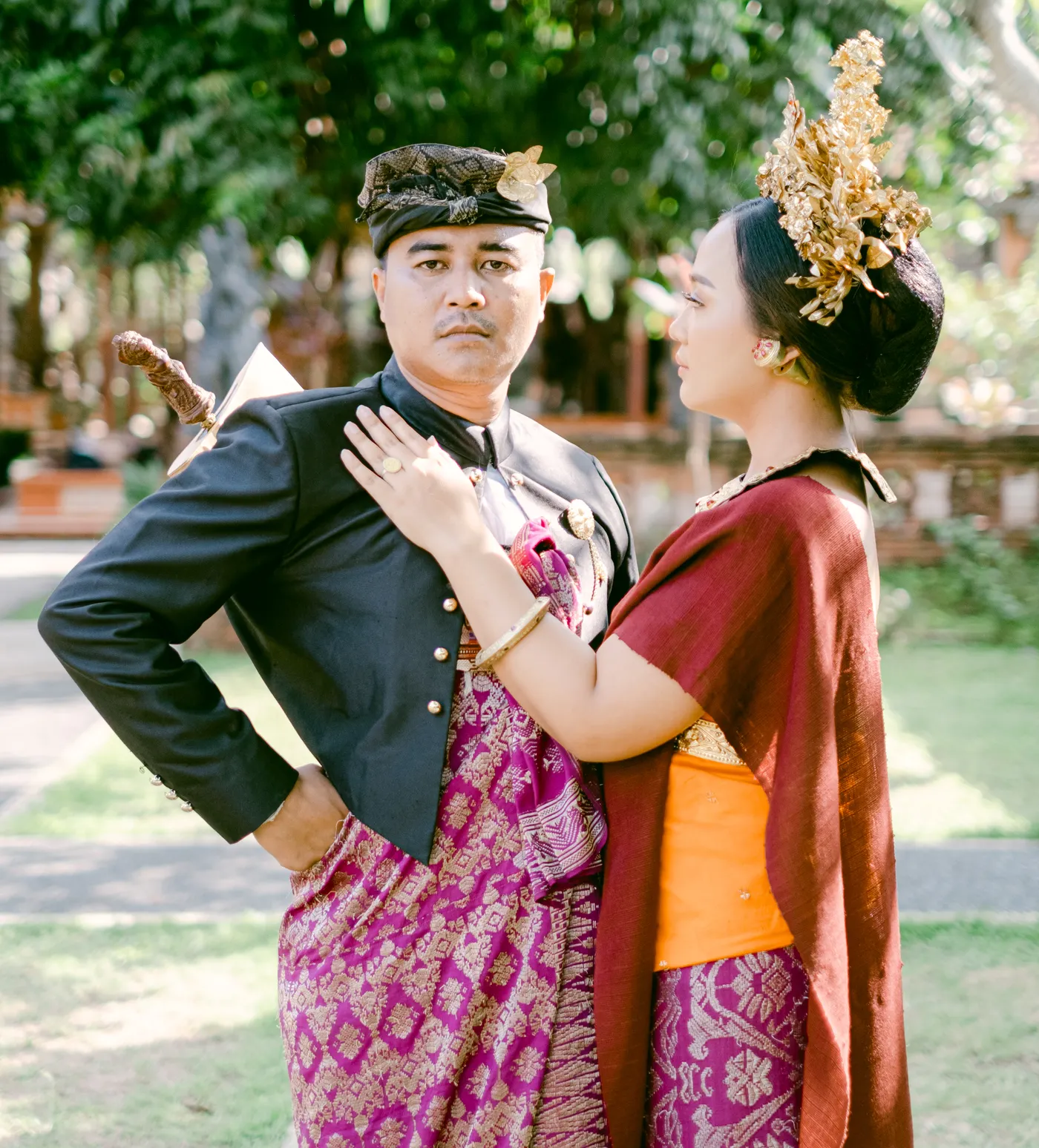 Pasangan bersanding di bawah pepohonan