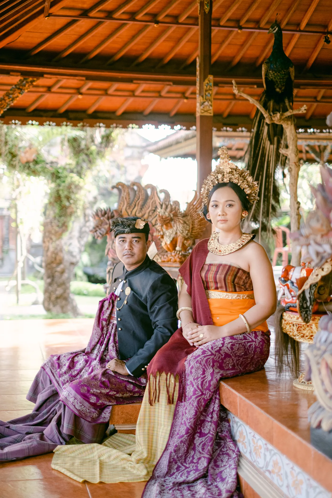 Pasangan duduk bersama di balai Bali