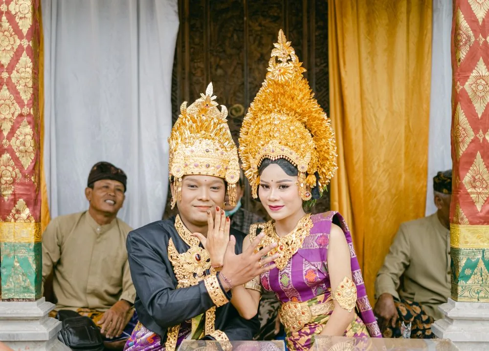 Pasangan Bali menunjukkan cincin bersama keluarga