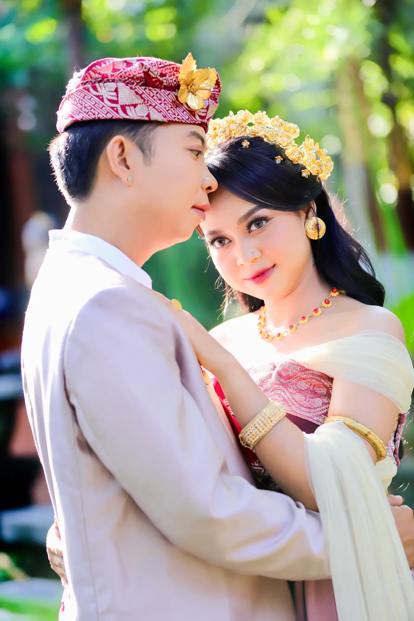 Pasangan di halaman rumah tradisional Bali