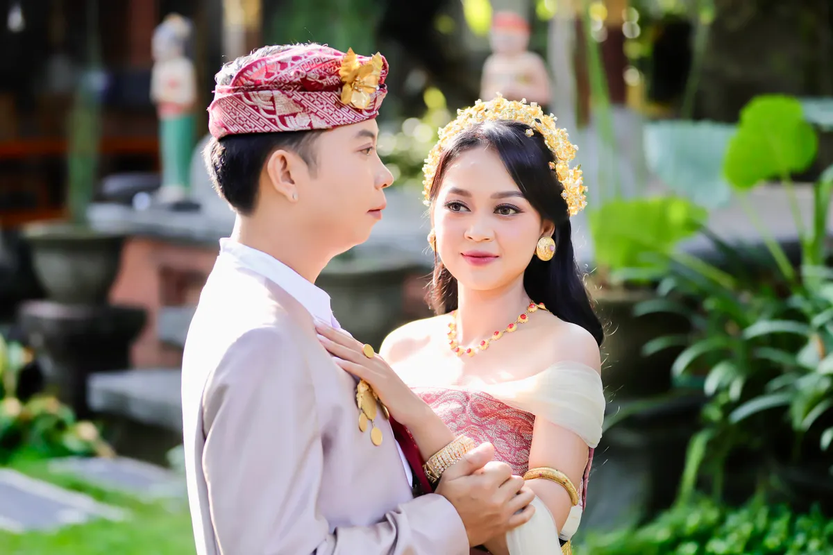 Pasangan Bali saling mendekat