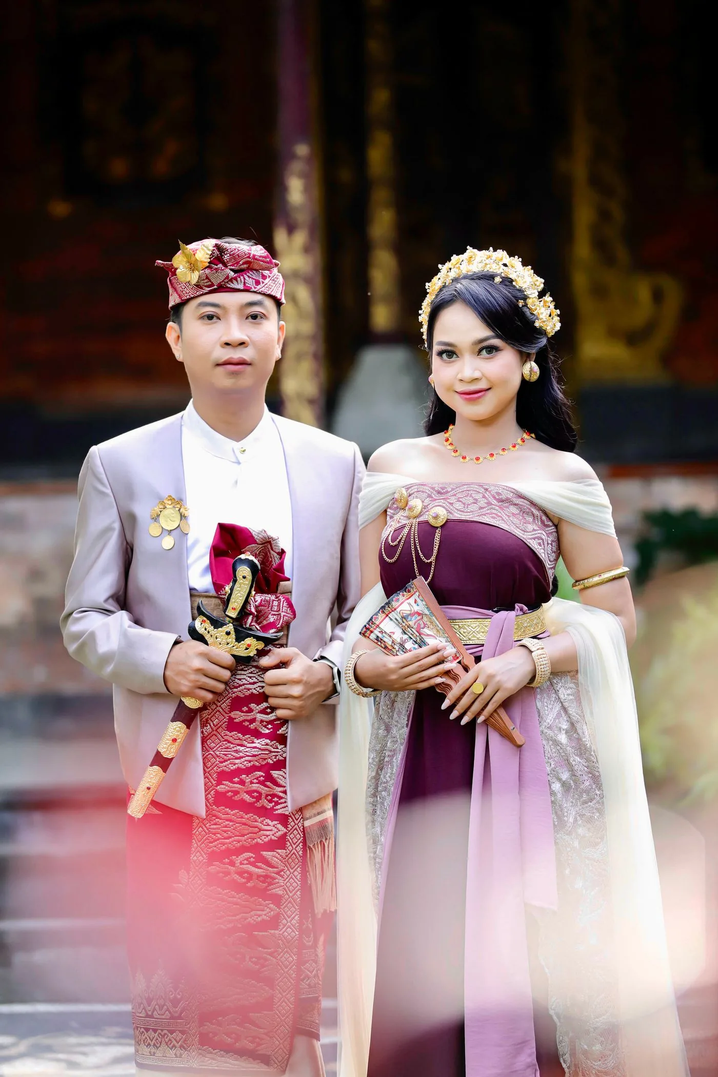 Potret pasangan Bali dalam busana ungu