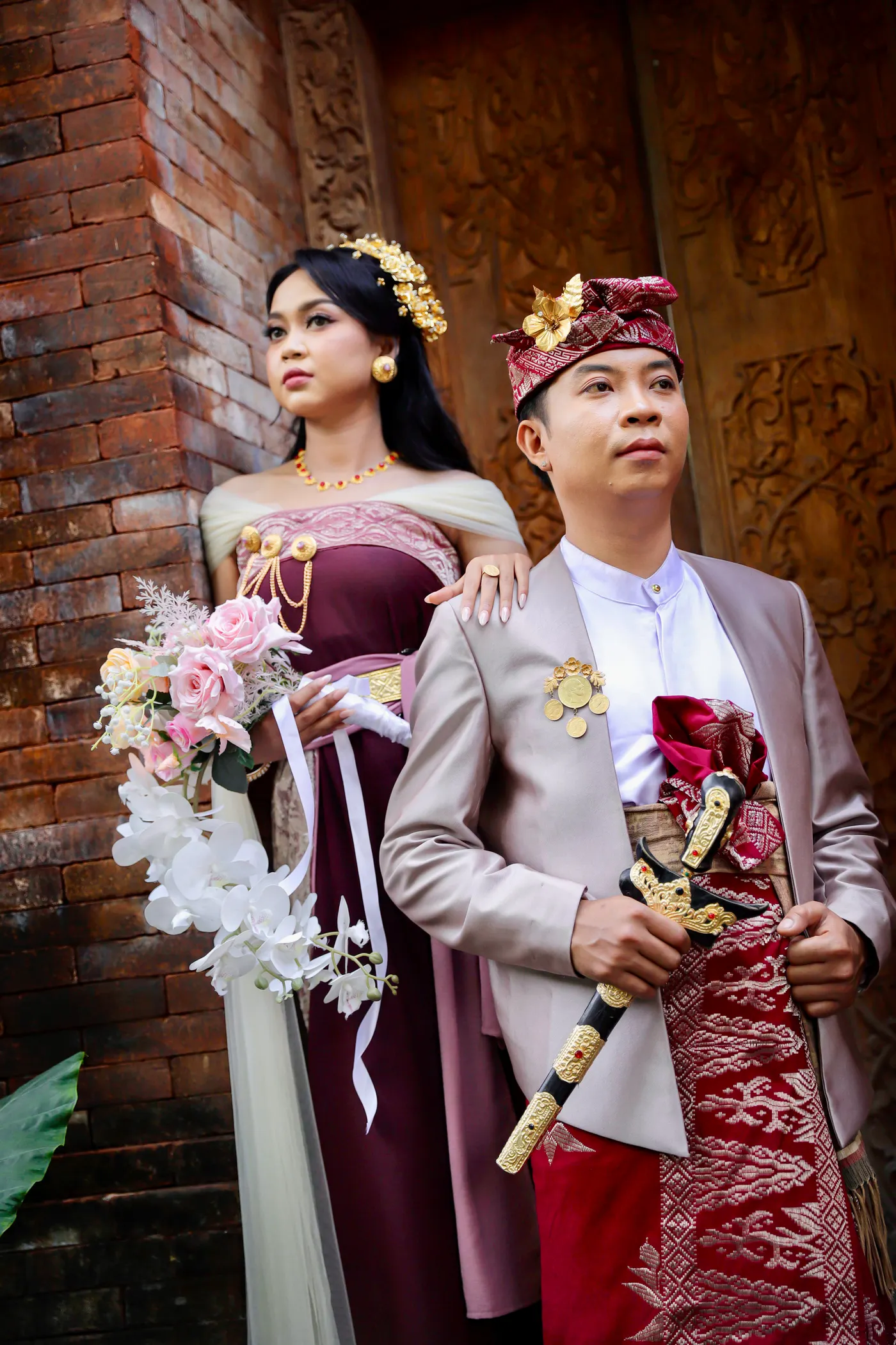 Potret contoh Ayu dan Wira dalam busana Bali