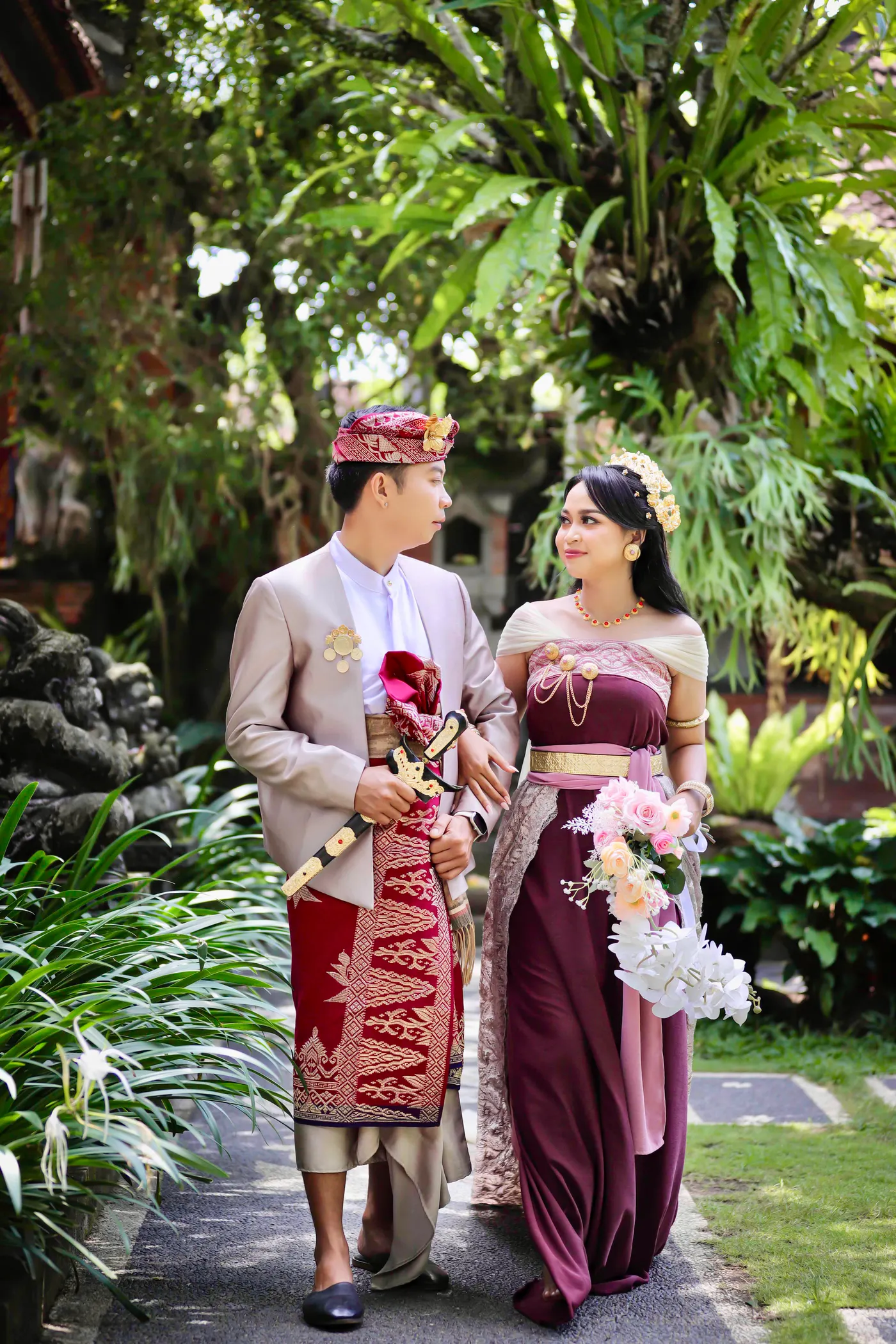 Pasangan berjalan berdampingan di taman