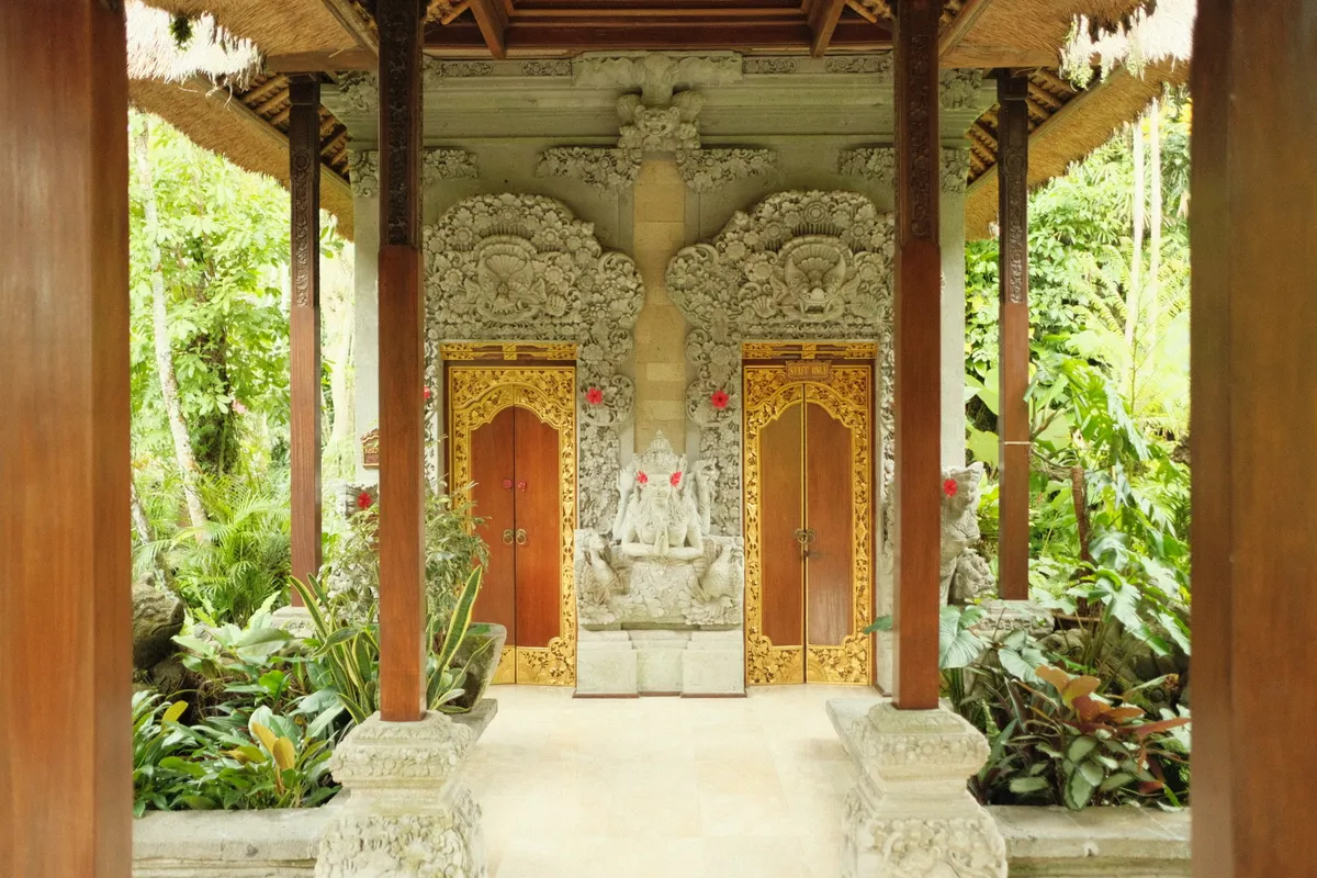 Ukiran bunga pada pintu tradisional Bali