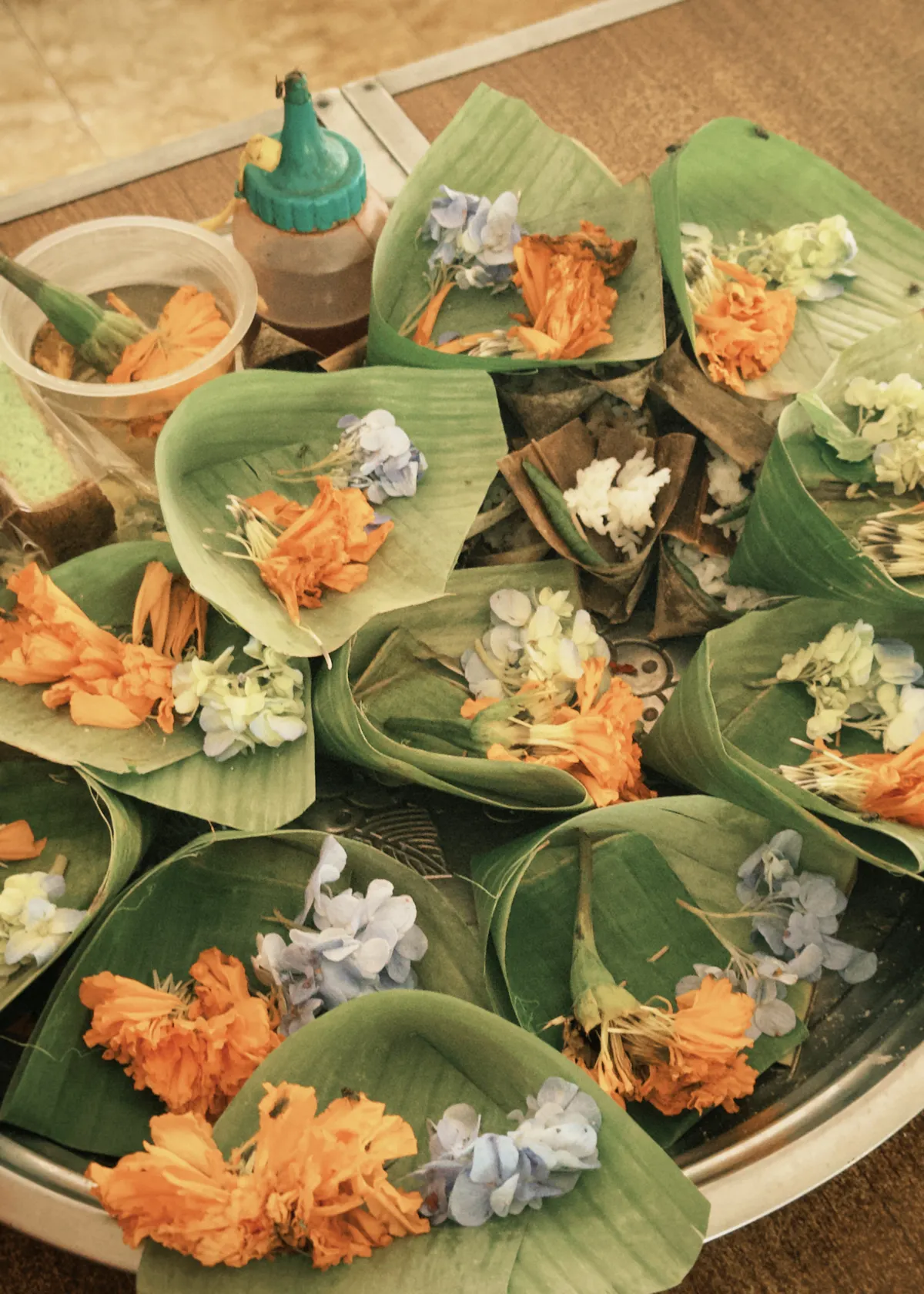 Canang sari dan bunga persembahan Bali