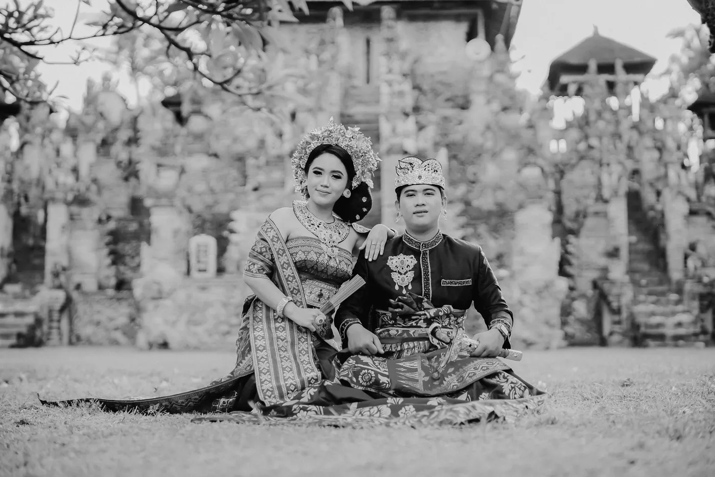 Potret hitam putih pasangan pengantin Bali