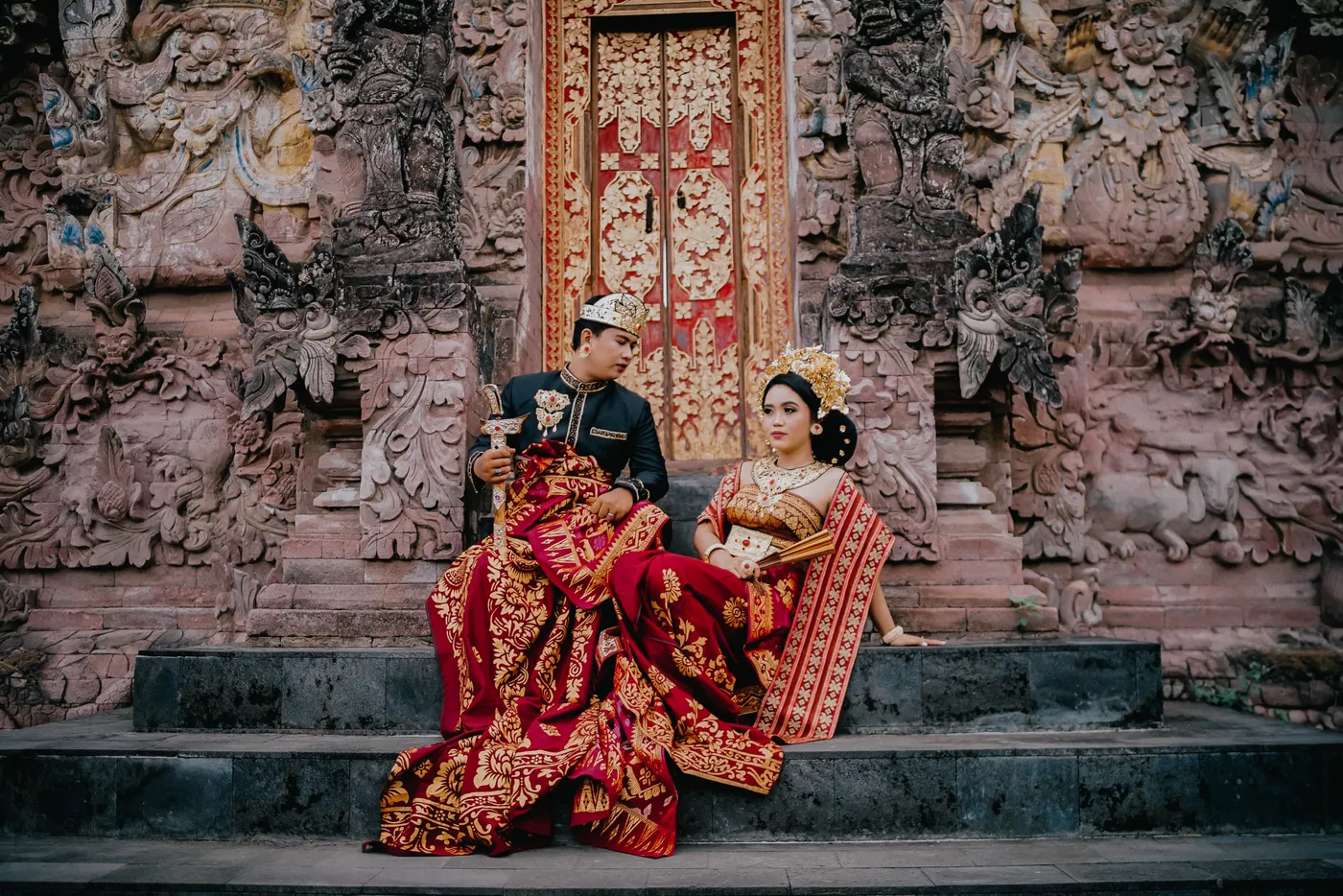 Pasangan duduk di tangga pura