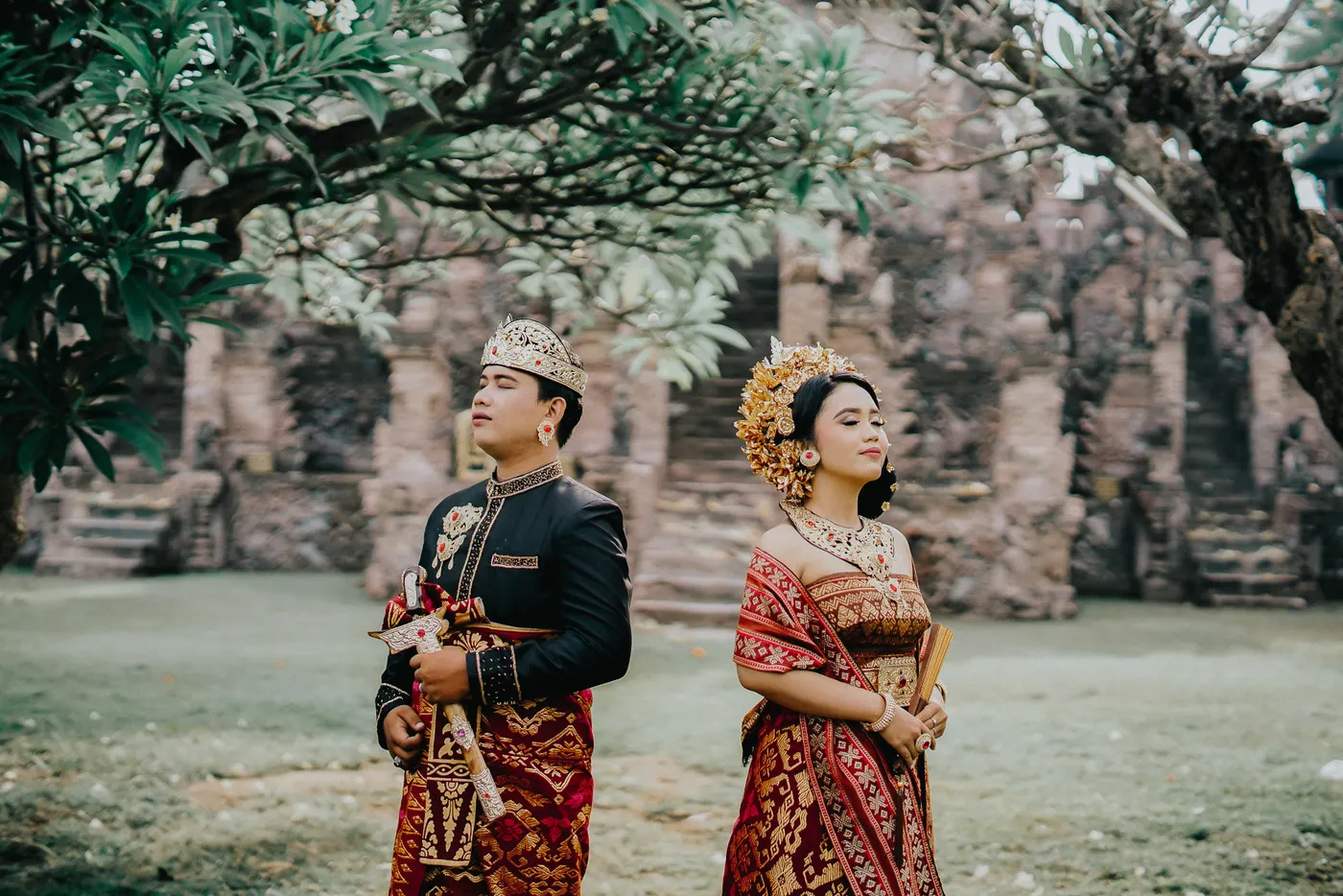 Pasangan berdiri di antara pepohonan